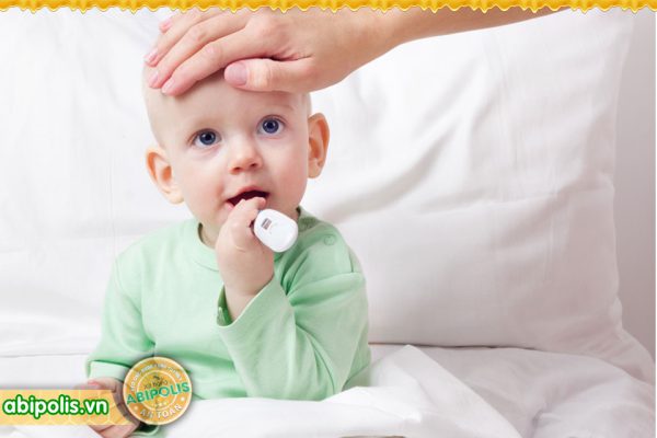 Hướng dẫn xử lý khi bé bị viêm họng, cha mẹ cần nắm vững