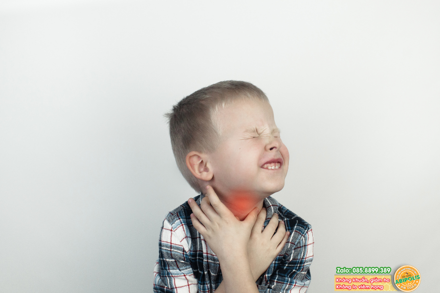 Vì sao trẻ hay bị viêm họng tái phát? Bố mẹ cần làm gì để khắc phục